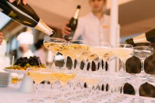 How to Serve Champagne: Temperature, Glasses and Opening